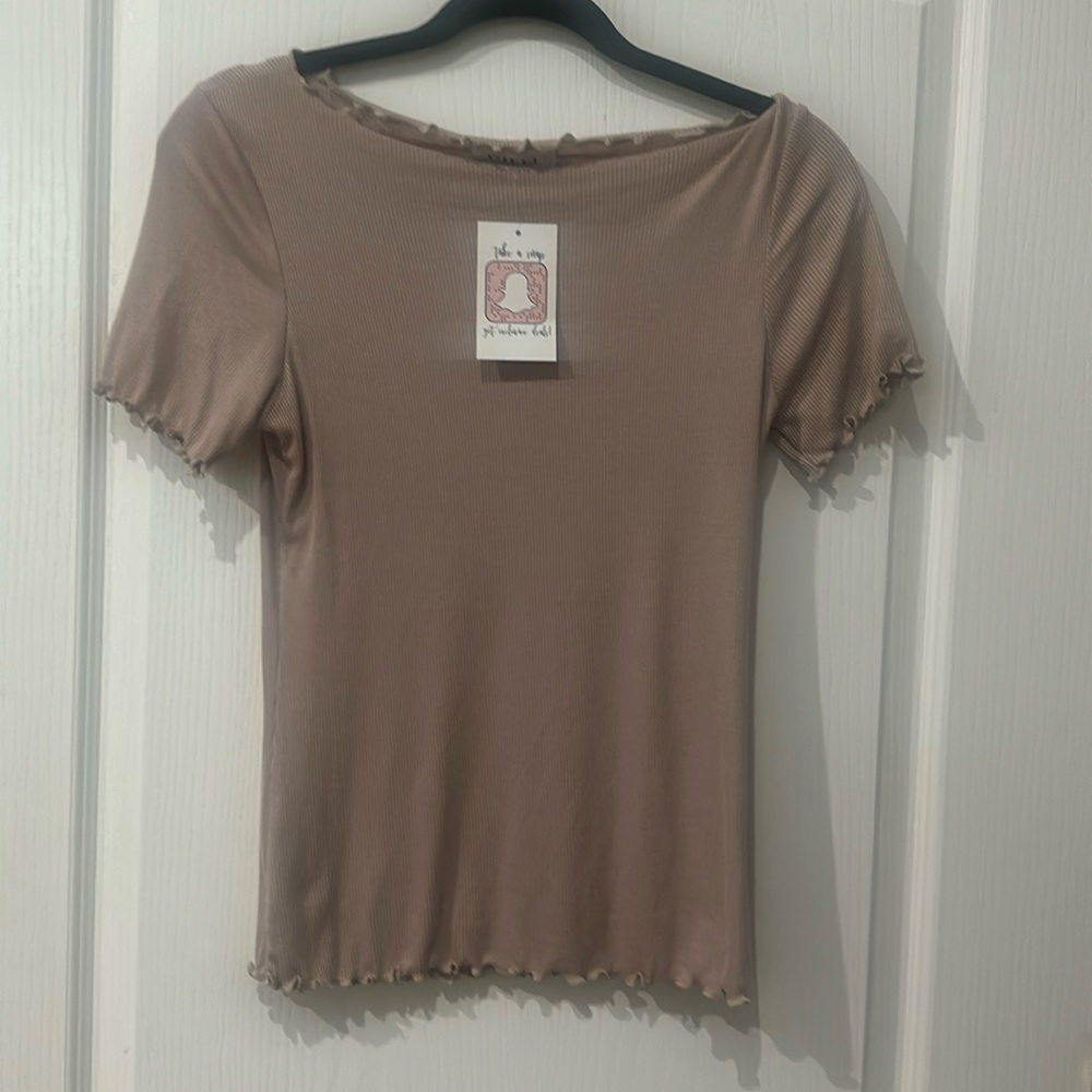 Gilli size medium taupe/pink short sleeve ruffled edge top NWT